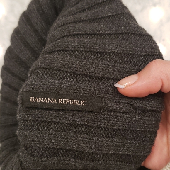 Banana Republic Pom Pom Hat - Picture 3 of 3